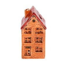 Keramický domček s červenou strechou a oknami.