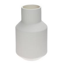 Biela keramická váza s jemným textúrovaním.