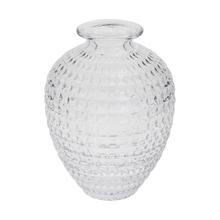 Priehľadná sklenená váza s textúrovaným povrchom.