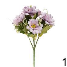 Kytica margarétky s rôznymi farbami a zeleňou.