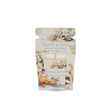 Aromatická sviečka v skle s vôňou jazmínu a pižma.