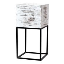 Biely obal na kvety s čiernym rámom.