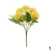 Umelá kytička chryzantémy v mixe farieb.