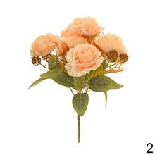 Kytica umelých ruží v mixe farieb a zelených listov.