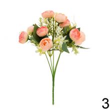 Kytica ranunculus s mixom zelene a kvetov.