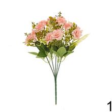 Kytica umelých ruží s rôznymi farbami a zeleňou.