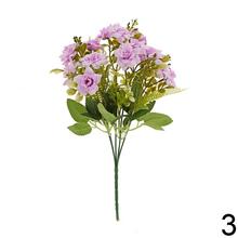 Kytica umelých ruží s rôznymi farbami a zeleňou.