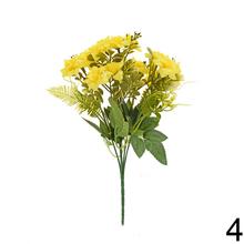 Kytica umelých ruží s rôznymi farbami a zeleňou.