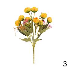 Umelá kytička ranunculus v mixe farieb.