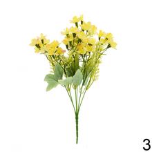 Kytica drobných kvetov s rôznymi farbami a zeleňou.