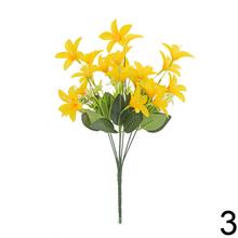 Kytica umelých kvetov v mixe žltých, bielych a fialových zvončekov.