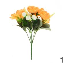 Kytica umelých kvetov s ružami, hortenzijami a drobnými kvetmi v mixe.