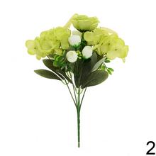 Kytica umelých kvetov s ružami, hortenzijami a drobnými kvetmi v mixe.