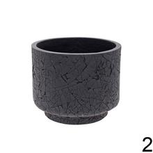 Mrazuvzdorný kvetináč v čierno-bielej farbe s prasklinami.