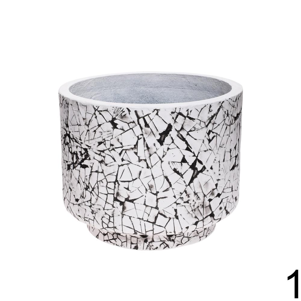 Čierny a biely keramický obal na kvetináč s prasklinami.