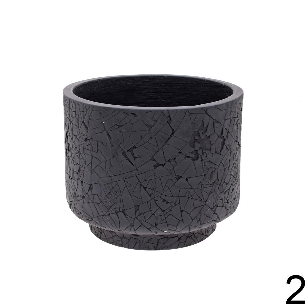 Čierny a biely keramický obal na kvetináč s prasklinami.