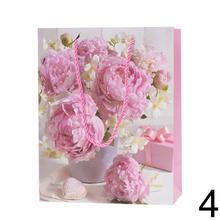 Darčeková taška s kvetinovým motívom.