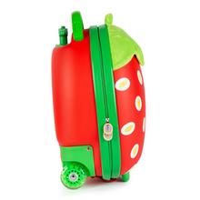 Kufor Boppi Tiny Trekker v tvare jahody.
