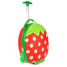 Kufor Boppi Tiny Trekker v tvare jahody.