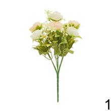 Umelá kytička ranunculus s drobnými kvetmi a zeleňou, mix farieb.