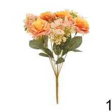 Kytica umelých ruží a drobných kvetov v mixe.