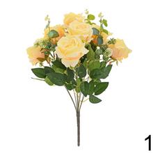 Kytica umelých ruží v mixe farieb a zelene.