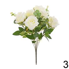 Kytica umelých ruží v mixe farieb a zelene.