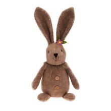 Hnedý textilný zajačik s kvetinou na hlave.