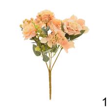 Kytica umelých ruží v svetlom mixe s tromi farbami.