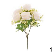 Kytica umelých ruží a drobných kvetov v mixe farieb.