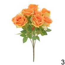 Kytica umelých ruží a drobných kvetov v mixe farieb.