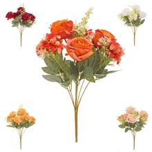 Kytica umelých ruží a drobných kvetov v mixe.