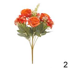 Kytica umelých ruží a drobných kvetov v mixe.