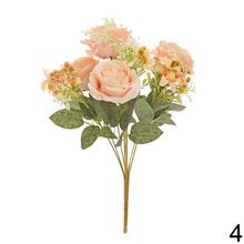 Kytica umelých ruží a drobných kvetov v mixe.