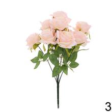 Kytica umelých ruží v mixe farieb a zelene.