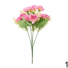 Kytica umelých ruží a drobných kvetov v mixe farieb.