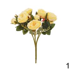 Kytica umelých ruží v žltej a bielej farbe.