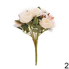 Kytica umelých ruží v žltej a bielej farbe.