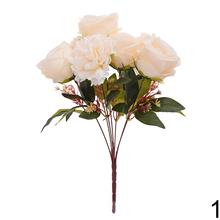 Kytica umelých kvetov s ružami a pivóniami v mixe farieb.