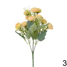 Kytica ranunculus so zelenými listami, mix farieb.