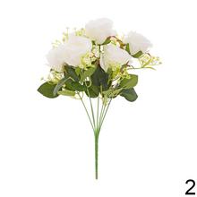 Kytica umelých ruží a drobných kvetov v mixe farieb.