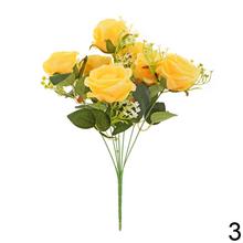 Kytica umelých ruží a drobných kvetov v mixe farieb.