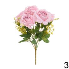 Kytica umelých ruží v pastelových farbách.