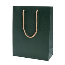 Púdravo zelená papierová taška s hnedým uchom.