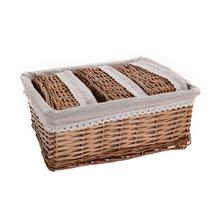 Obdĺžnikový košík s bielou látkou a prúteným dizajnom.