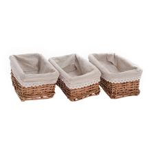 Obdĺžnikový košík s bielou látkou a prúteným dizajnom.