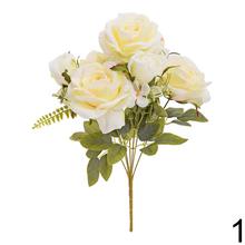 Kytica umelých ruží a drobných kvetov v mixe so zelenými listami.