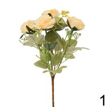 Kytica umelých ruží so zelenými listami.