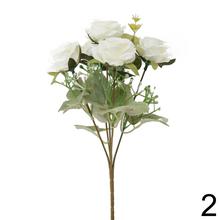 Kytica umelých ruží so zelenými listami.