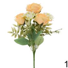 Kytica umelých ruží a drobných kvetov v mixe.